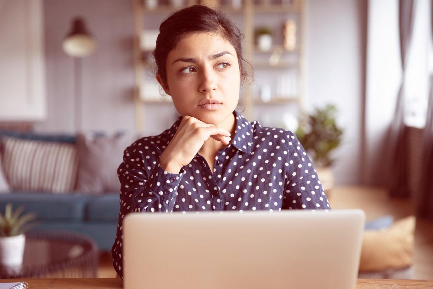 Netzwerktechniker bei der Konfiguration von Serverhardware