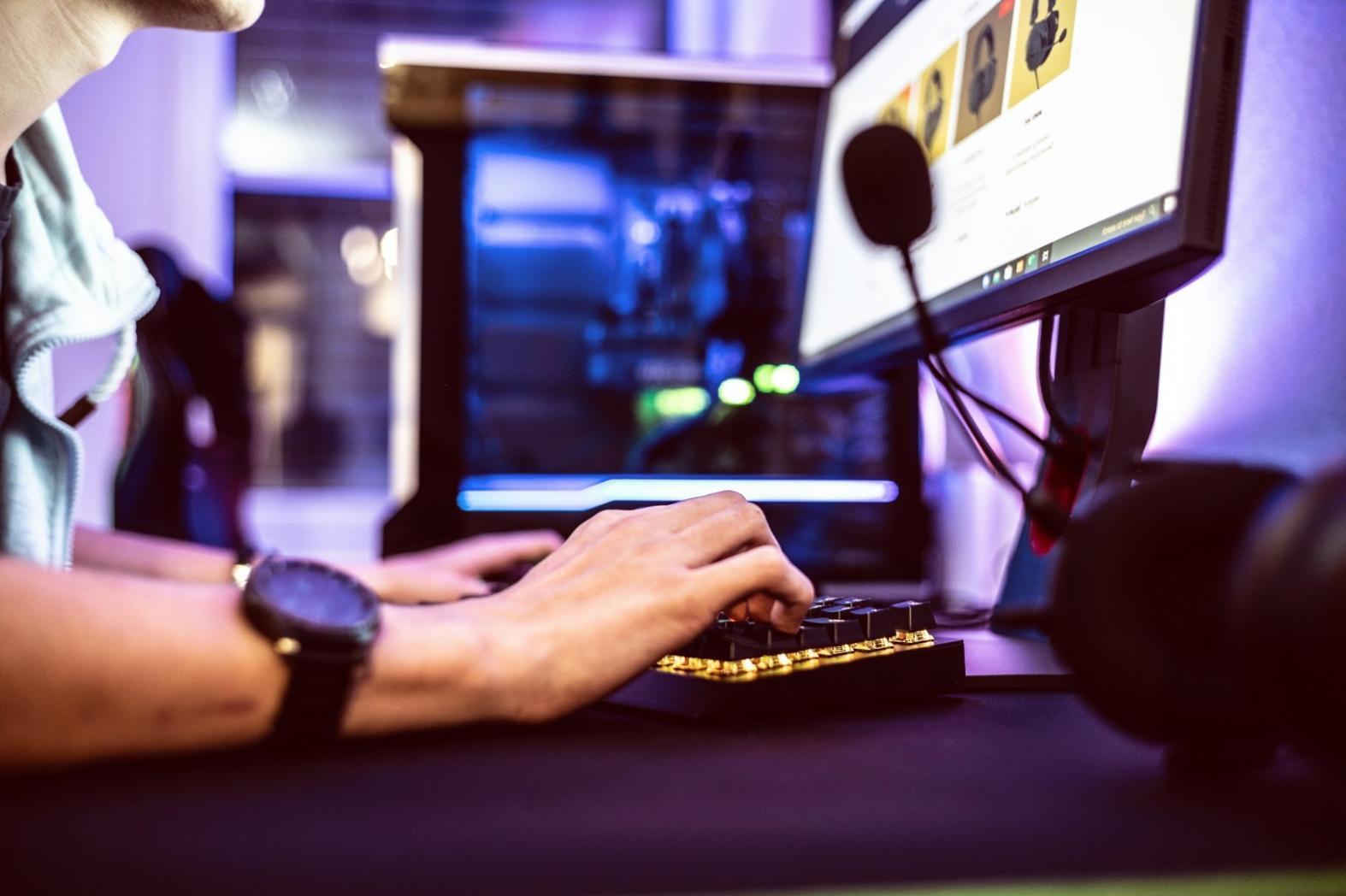 Modernes Rechenzentrum mit strukturierter Verkabelung und aktiven Netzwerkkomponenten