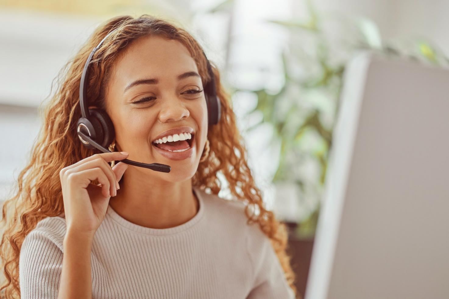 Teilnehmer arbeitet an Netzwerkkonfiguration im Labor