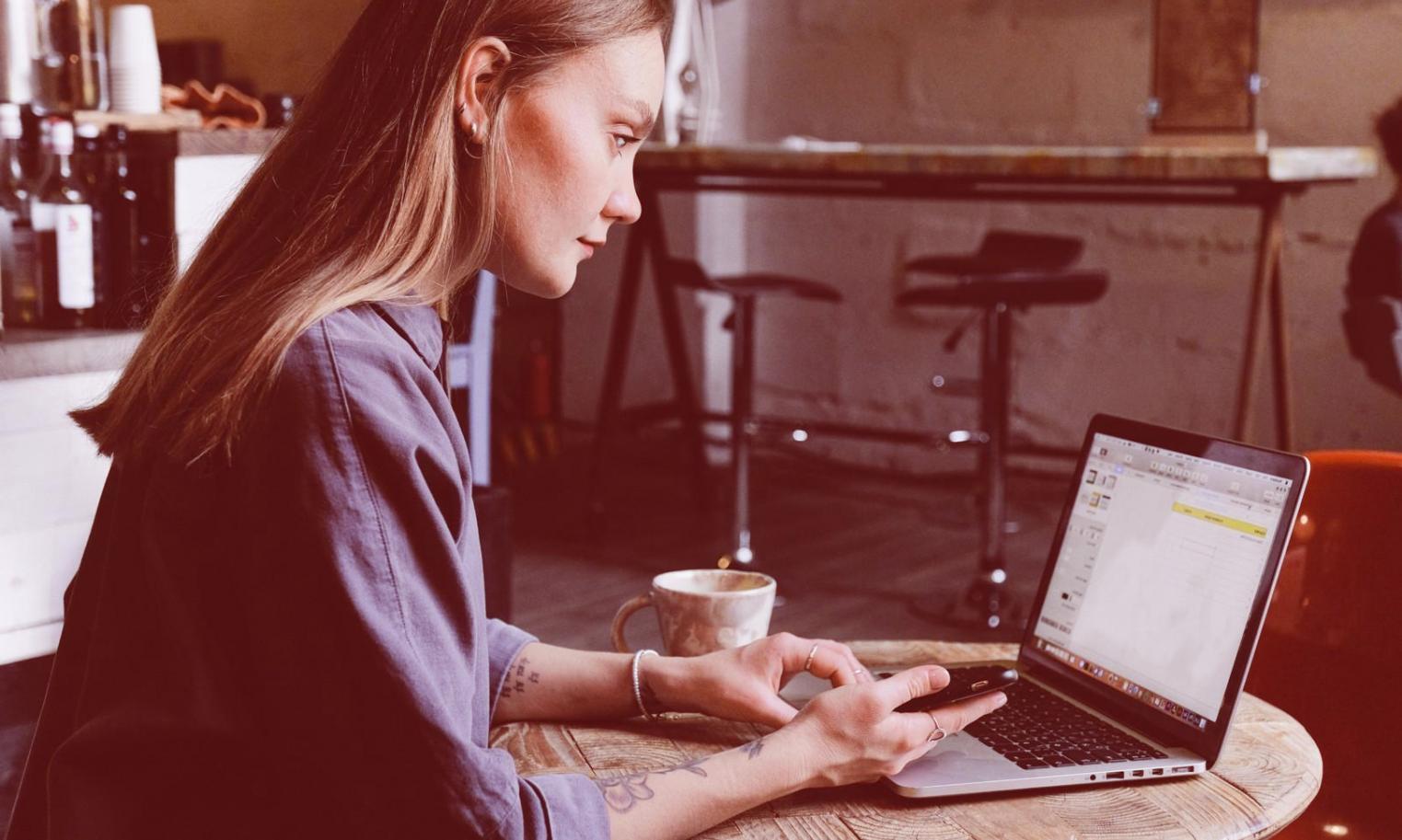 Netzwerkinfrastruktur mit modernen Servern und Verkabelung